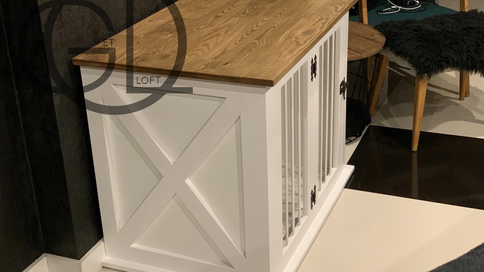 Dreaniana biała komodoklatka kennelowa z krzyżami i dębowym blatem